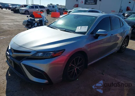 2022 Toyota Camry Se z USA, uszkodzony, nr VIN 4T1G11AK2NU642393